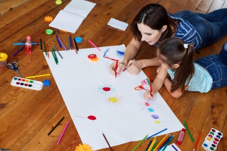 Les solutions de garde enfant qui s'adaptent à votre rythme familial